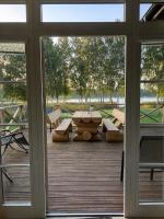 Private lakeside holiday house with fireplace, sauna, hot tub - Ezernams Dzintars - B&B Valdemārpils