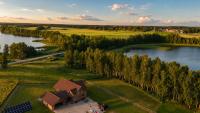 Private lakeside holiday house with fireplace, sauna, hot tub - Ezernams Dzintars - B&B Valdemārpils