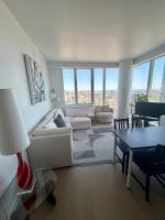 HIGH FLOOR LUXURY CORNER 2BR2BA APT STUNNING PANORAMIC CITY VIEWs 1 STOP TO MIDTOWN MANHATTAN - B&B Manorhaven