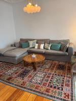 Großzügige Altbauwohnung mit Balkon - B&B Kiel