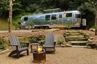 Airstream w Bathtub, River, & Hot Tub - Chambres d'hôtes Pisgah Forest
