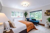 5 Double Bedrooms - Sleeps 10- Luxury Park Escape - 7 Seater Hot Tub W Park Views - Canal Access- Huge Driveway - 4 Vehicles or 2 LWBs - Minutes to JLR BHX Airport HS2 Mell Square - Regular Work Stays and Long Stays are welcome! By Samina Arz Stays - Chambres d'hôtes Solihull