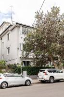 Coogee Beach 3-bedroom apartment - flat steps to Sand & Sea, Ocean Views, Rooftop Terrace - B&B Sydney