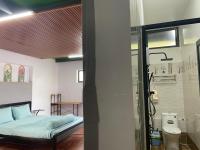Habitación con cama extragrande y vistas al jardín 