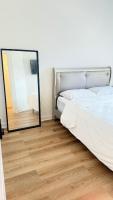 Modern Private Room with Pool & Gym - B&B Miami Shores