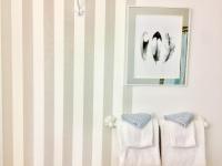 Zimmer mit Queensize-Bett und Whirlpool-Badewanne