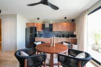 Modern 2BR Retreat in Parques Zama with Private Pool - Chambres d'hôtes Tulum