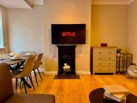 Amanah Properties - Modern 2-Bedroom Home in Harrow for 6 Guests with Free Parking - B&B Harrow