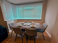 Amanah Properties - Modern 2-Bedroom Home in Harrow for 6 Guests with Free Parking - Chambres d'hôtes Harrow