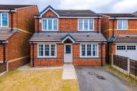 Spacious 6 bedroom house, with private parking - B&B Manchester