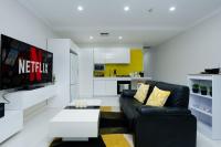 Spacious Apartment - 3 min walk to Train & Metro - B&B Sídney