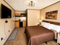 Room 20-1 Queen Suite-Woodland Motor Lodge - Bed and Breakfast Grayling