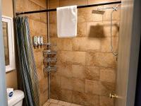 Room 24-1 Queen Suite-Woodland Motor Lodge - B&B Grayling