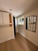 Cozy North Shore Retreat with Fireplace & Patio - Chambres d'hôtes North Vancouver