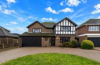 Tudor Style Seafront Home Sea Views Shoebury - Pass the Keys - B&B Southend-on-Sea