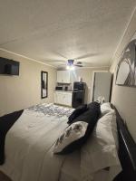 Modern Guest Suite with Private Entry and Patio - B&B Tampa