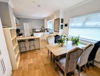 3 Bed House, Shower and 2 Toilets - Chambres d'hôtes Stoke-on-Trent