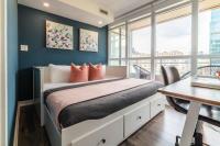 Spacious 3BR Downtown Condo with Free Parking - Ferienwohnung Toronto