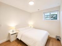 Modern 2BR Suite near Metrotown - B&B Burnaby