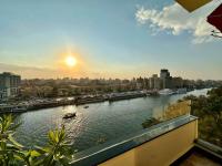 Beyond The Greens/ Nile View Zamalek Loft - B&B El Cairo