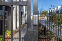 City Fringe 2BR 2BA Townhouse - Parking and EV - B&B Christchurch