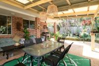 Saltycrew Villa Central pet friendly garden oasis - B&B Hawks Nest