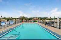 Steps from Walk of Fame with Stunning View at the Rooftop Pool and Free Parking - Bed and Breakfast Los Angeles