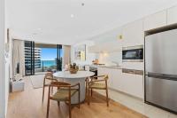 Luxurious 2-Bed Designer Retreat at Oracle Resort - B&B Costa Dorada