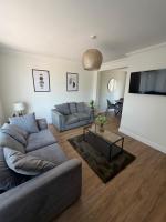 Superb Modern 3 Bedroom Home with Private Garden & Large Driveway Fits 2 Vans Ideal for Contractors NHS & Long Term Stays Easy Access to M6, Walsall & City Centre - B&B Wolverhampton