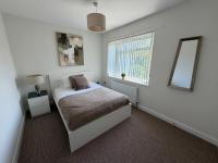 Superb 3 Bedroom Home, 4 beds Bathroom Spacious Kitchen, utility and downstairs WC with Garden & Large Driveway Fits 2 Vans Ideal for Contractors NHS & Long Term Stays, Insurance Relocation Easy Access to M6, Walsall & City Centre - B&B Wolverhampton