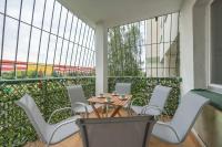 Family Apartment with Balcony and 2 Bedrooms in Warsaw by Noclegi Renters - Chambres d'hôtes Varsovie