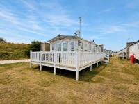 Lovely Caravan With Large Decking At Naze Marine Holiday Park Ref 17306Br - B&B Walton-on-the-Naze