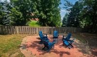 Cozy & Elegant Gem Fenced Yard BBQ & Games - Bed and Breakfast Omaha