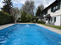 Haus am Rotkreuzweg mit Pool - B&B Feldberg