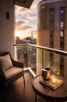 Modern London Apartment Near Tower Bridge with City Views & Balcony - Bed and Breakfast Londen