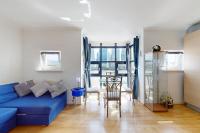 Riverside 2BR Flat with Private Balcony and Parking - B&B London