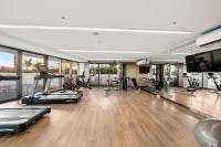 Surfers Beachfront - Swim-Up Bar & Lagoon with Cinema - Bed and Breakfast Gold Coast