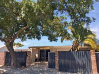 The Regiment Self Catering Accommodation has 3 x 4 sleeper units - B&B Cape Town