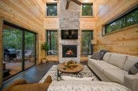 Secluded Pool Hot Tub Starlink EV Charger - Bed and Breakfast Broken Bow