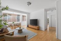 Dee Why Beachside 2BR with AC | 3min Walk to Beach - B&B Dee