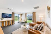 Family Retreat with Spa Games and Sunshine - B&B Christchurch