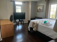 King Bed, Home Gym, 4 TVs, Near recreational Parks, Tennis Court, Shoping Center - Chambres d'hôtes Ajax