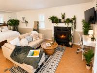 Tranquil Villa by Mohegan Sun with Pool & Hot Tub - Bed and Breakfast Norwich
