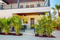 < 2 Mi to Indian Rocks Beach! Apt w/ Horses - B&B Oakhurst Terrace
