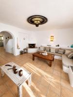 Spacious Cycladic House near Logaras Beach - Ferienwohnung Piso Livadi