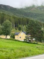 The little yellow house in Rånbogen with fjord and mountain views - Gateway to Lofoten - Ferienwohnung Narvik