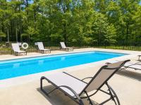 Secluded Pool Hot Tub Starlink EV Charger - Bed and Breakfast Broken Bow