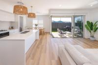 Neptune Coastal Retreat - Bed and Breakfast Forster