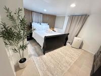 Aura Stays -Cozy Queen Room - Shared Bathroom- Self Check in-NEAR EWR - Bed and Breakfast Newark