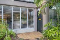 Luxury Beachfront Apartment with Direct Pool Access - Chambres d'hôtes Cairns